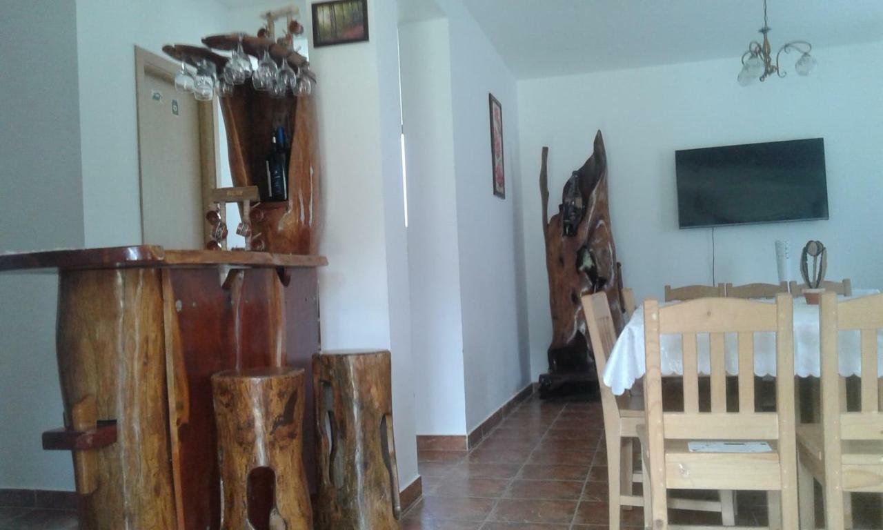 Отель Pensiunea Casa Vanatorului Oteleni Экстерьер фото